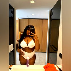 Onlyfans model Miss Daliah in swimsuit