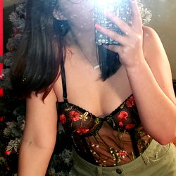 OnlyFans Model Ittybitty Posing in Christmas Outfit